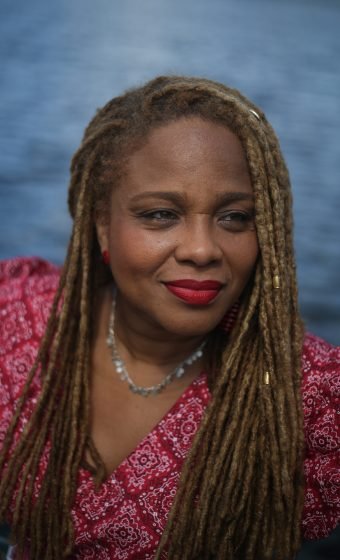 MUITO
perfil da percussionista Viviam Caroline, que por muitos anos esteve à frente da Banda Didá e hoje se envereda por outros projetos, como o Timbaladies, de Carlinhos Brown, e o grupo Yayá Muxima.
Foto: Raphael Muller / Ag. A TARDE
Data: 01/07/2022